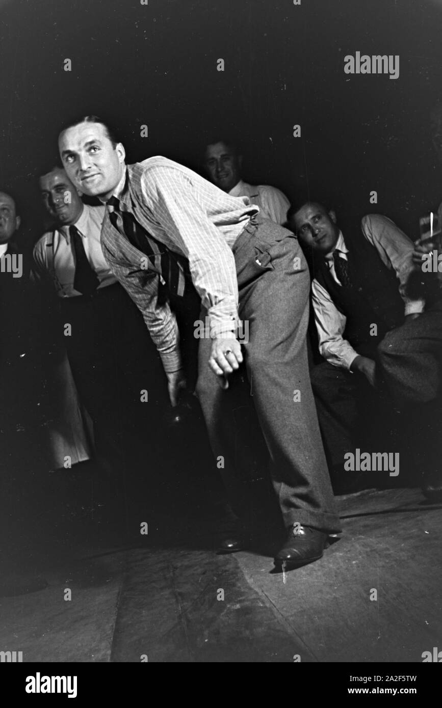 Der Autorennfahrer Hermann Lang beim bowlen, Deutschland 1930er Jahre. The racing driver Hermann Lang bowling, Germany 1930s. Stock Photo