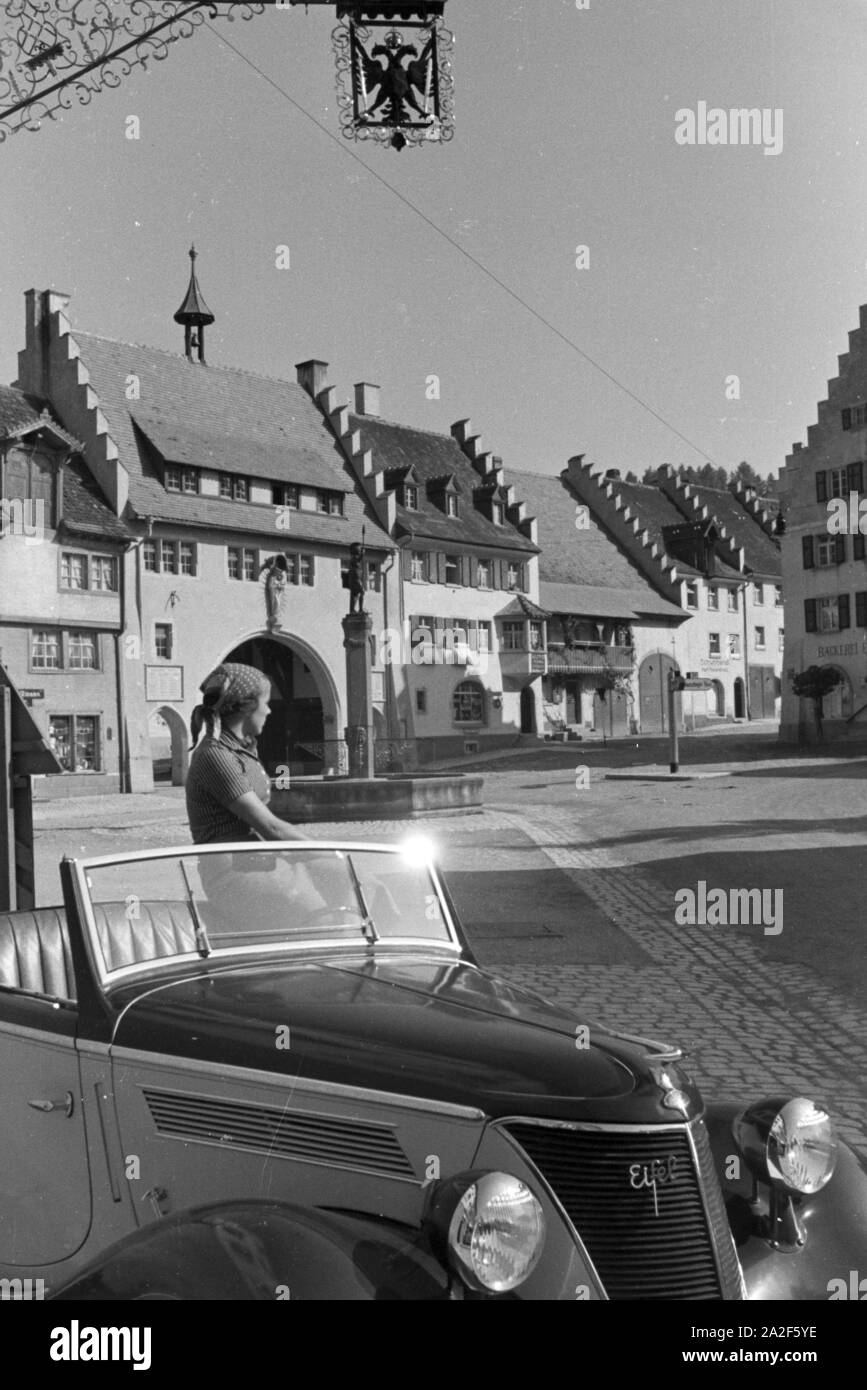 Autofahrer bei einem Ausflug nach St. Märgen im Südschwarzwald, Deutschland 1930er Jahre. Car drivers on a trip to St. Märgen in the Southern Black Forest, Germany 1930s. Stock Photo