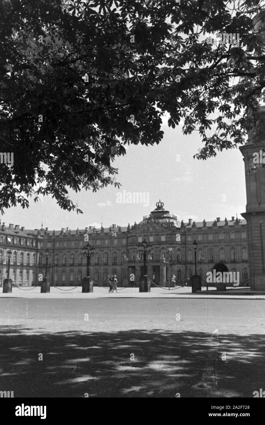 Der Ehrenhof des Neuen Schlosses in Stuttgart, Deutschland 1930er Jahre. The main courtyard of the New Palace in Stuttgart, Germany 1930s. Stock Photo