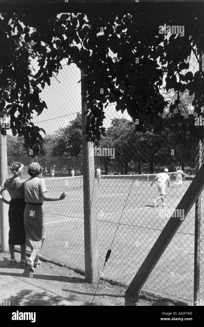 Tennisspieler auf einem Tennisplatz in Stuttgart, Deutschland 1930er Jahre. Tennis players on a tennis court in Stuttgart, Germany 1930s. Stock Photo