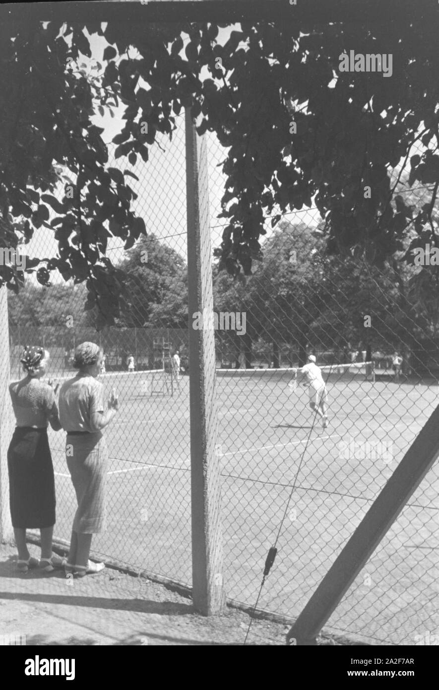 Tennisspieler auf einem Tennisplatz in Stuttgart, Deutschland 1930er