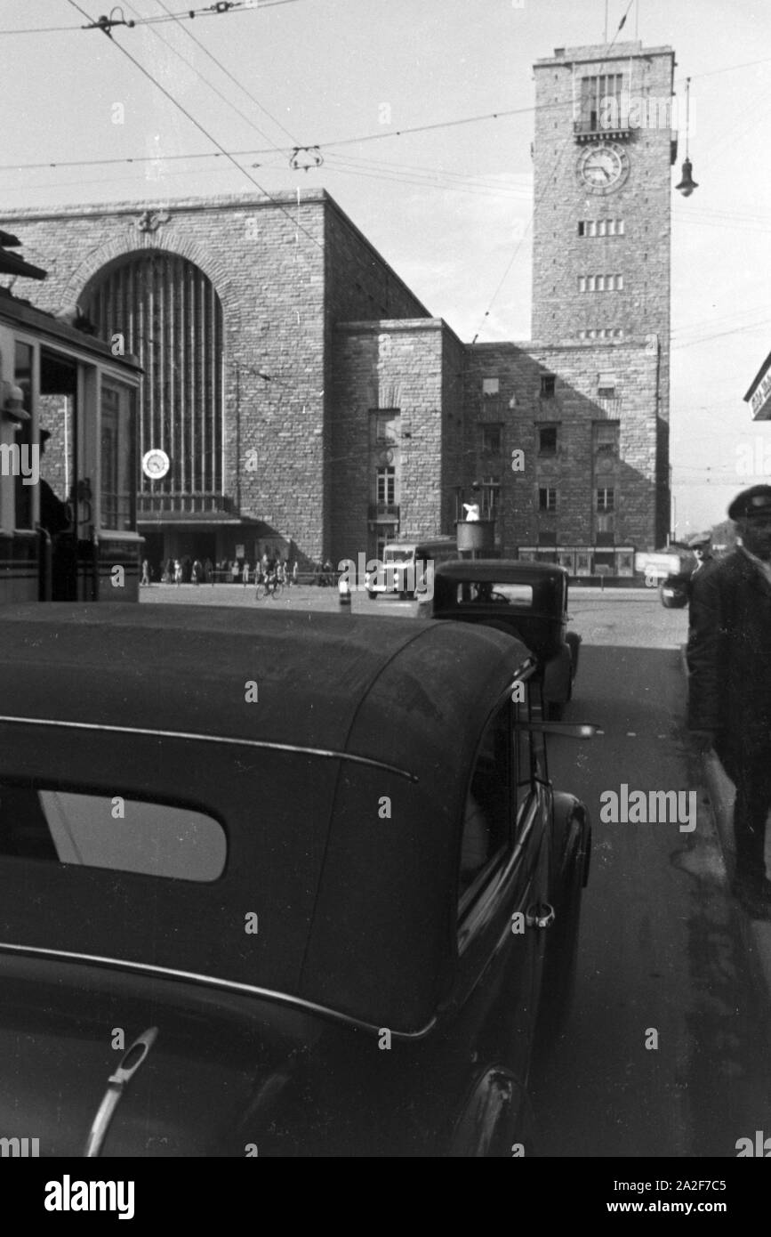 Der Autoverkehr vor dem Stuttgarter Hauptbahnhof, Deutschland 1930er Jahre. The car traffic in front of the main station in Stuttgart, Germany 1930s. Stock Photo
