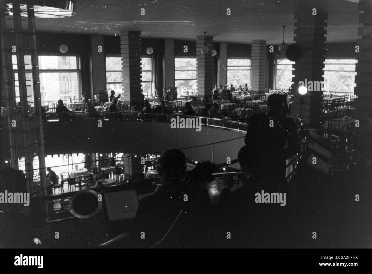 Eine Musikgruppe sorgt für die musikalische Unterhaltung in einem Stuttgarter Café, Deutschland 1930er Jahre. A group of musicians is providing musical entertainment in a café in Stuttgart, Germany 1930s. Stock Photo