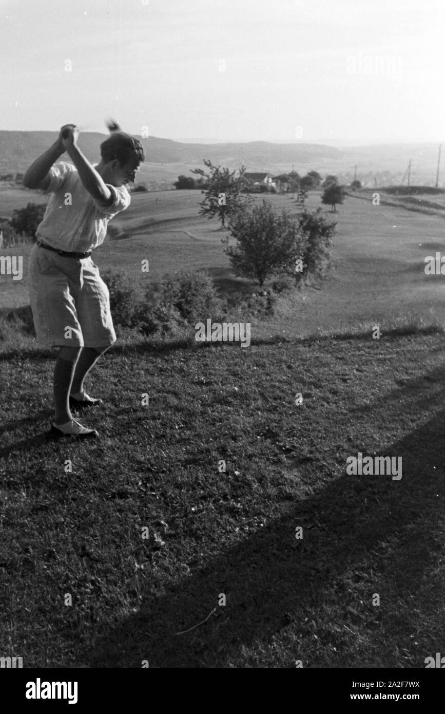 Ein Golfspieler beim Abschlag auf einem Golfplatz in Stuttgart, Deutschland 1930er Jahre. A golf player teeing off on a golf course in Stuttgart, Germany 1930s. Stock Photo