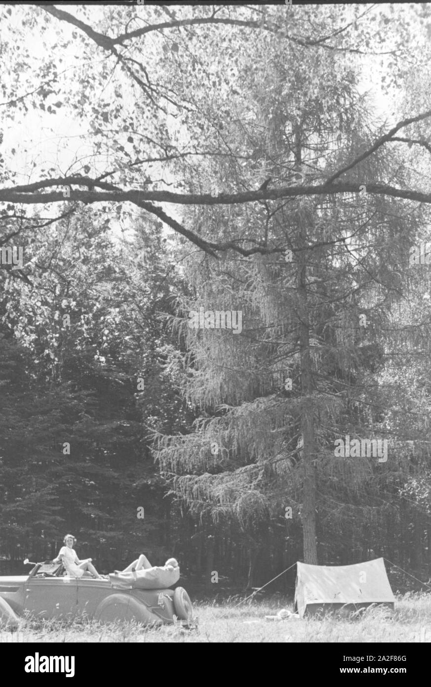 Ein Campingausflug mit dem Auto, Deutschland 1930er Jahre. A camping ...