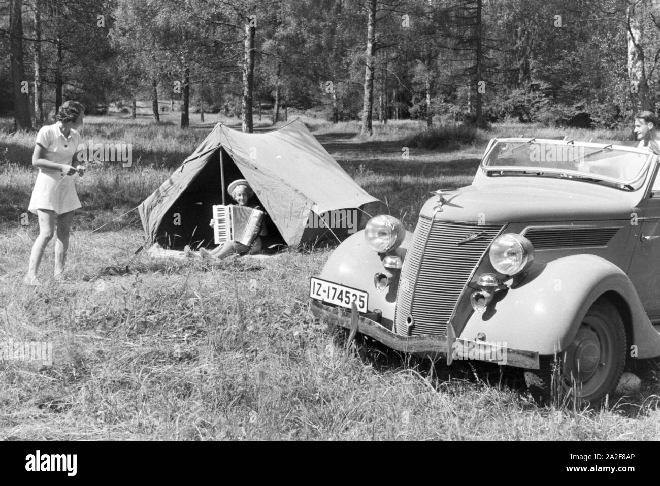Ein Campingausflug mit dem Auto, Deutschland 1930er Jahre. A camping ...