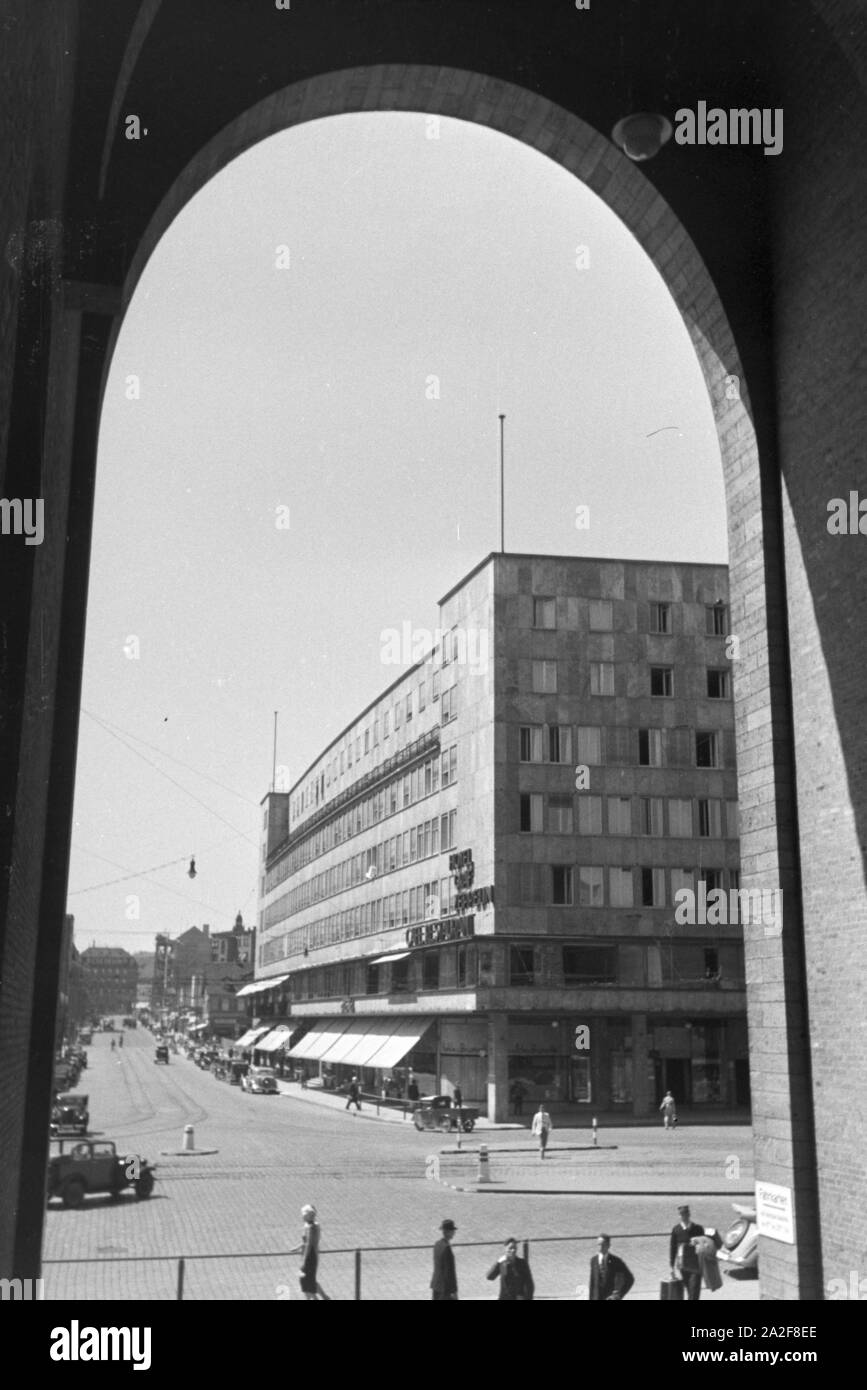 Der Stuttgarter Hauptbahnhof am Arnulf-Klett-Platz, Deutschland 1930er Jahre. The central station in Stuttgart at the Arnulf-Klett-Platz, Germany 1930s. Stock Photo