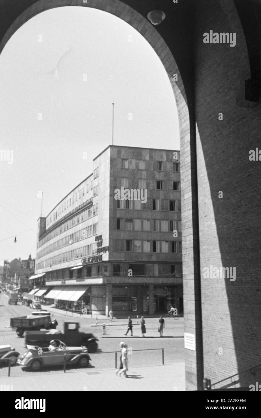 Der Stuttgarter Hauptbahnhof am Arnulf-Klett-Platz, Deutschland 1930er Jahre. The central station in Stuttgart at the Arnulf-Klett-Platz, Germany 1930s. Stock Photo