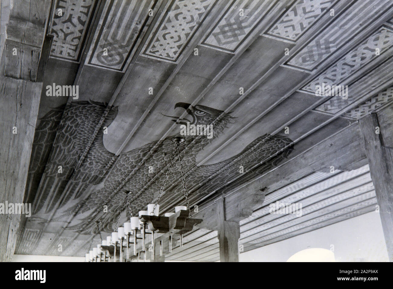 Decke mit Holzverkleidung, Kronleuchter / Lampe, Ornamenten und Adler /  Reichsadler Motiv bemalt, Deutschland 1930er Jahre. Wooden ceiling