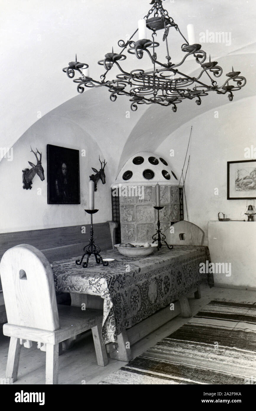 Ansicht vom Esszimmer / von der Küche auf Schloss Hartmannsberg, dem Wohnsitz  des bevorzugten Bildhauers Hitlers Josef Thorak, Deutschland 1930er Jahre. View of the dining room / kitchen in Hartmannsberg castle, the residence of Hitler«s favoured sculptor Josef Thorak, Germany 1930s. Stock Photo