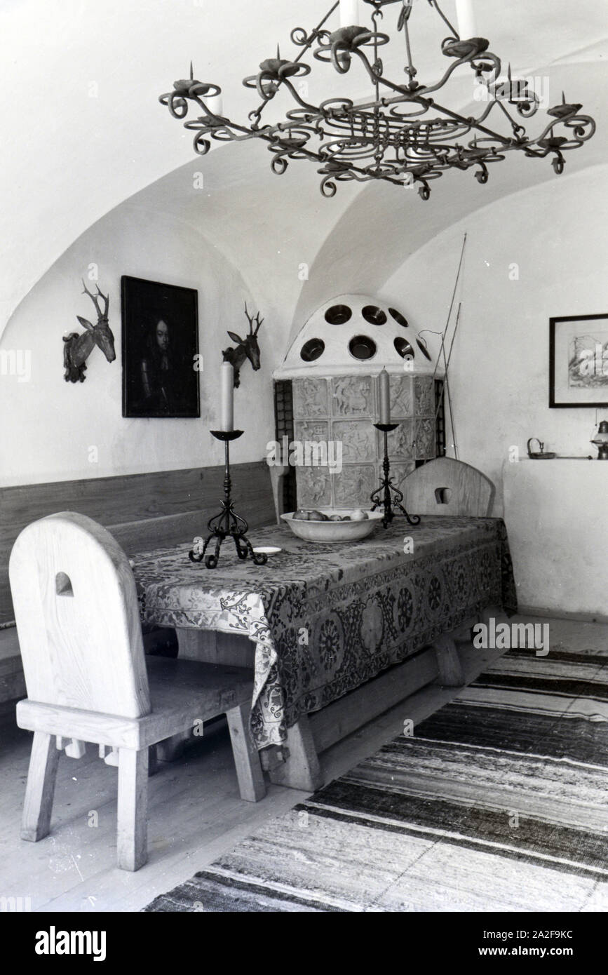 Ansicht vom Esszimmer / von der Küche auf Schloss Hartmannsberg, dem Wohnsitz  des bevorzugten Bildhauers Hitlers Josef Thorak, Deutschland 1930er Jahre. View of the dining room / kitchen in Hartmannsberg castle, the residence of Hitler«s favoured sculptor Josef Thorak, Germany 1930s. Stock Photo