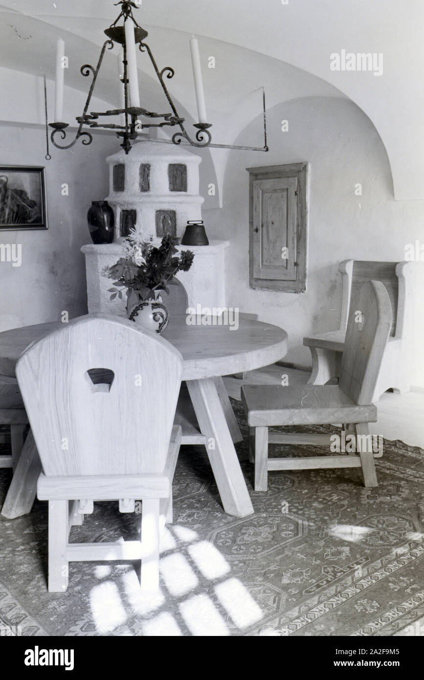 Ansicht vom Esszimmer / von der Küche auf Schloss Hartmannsberg, dem Wohnsitz  des bevorzugten Bildhauers Hitlers Josef Thorak, Deutschland 1930er Jahre. View of the dining room / kitchen in Hartmannsberg castle, the residence of Hitler«s favoured sculptor Josef Thorak, Germany 1930s. Stock Photo