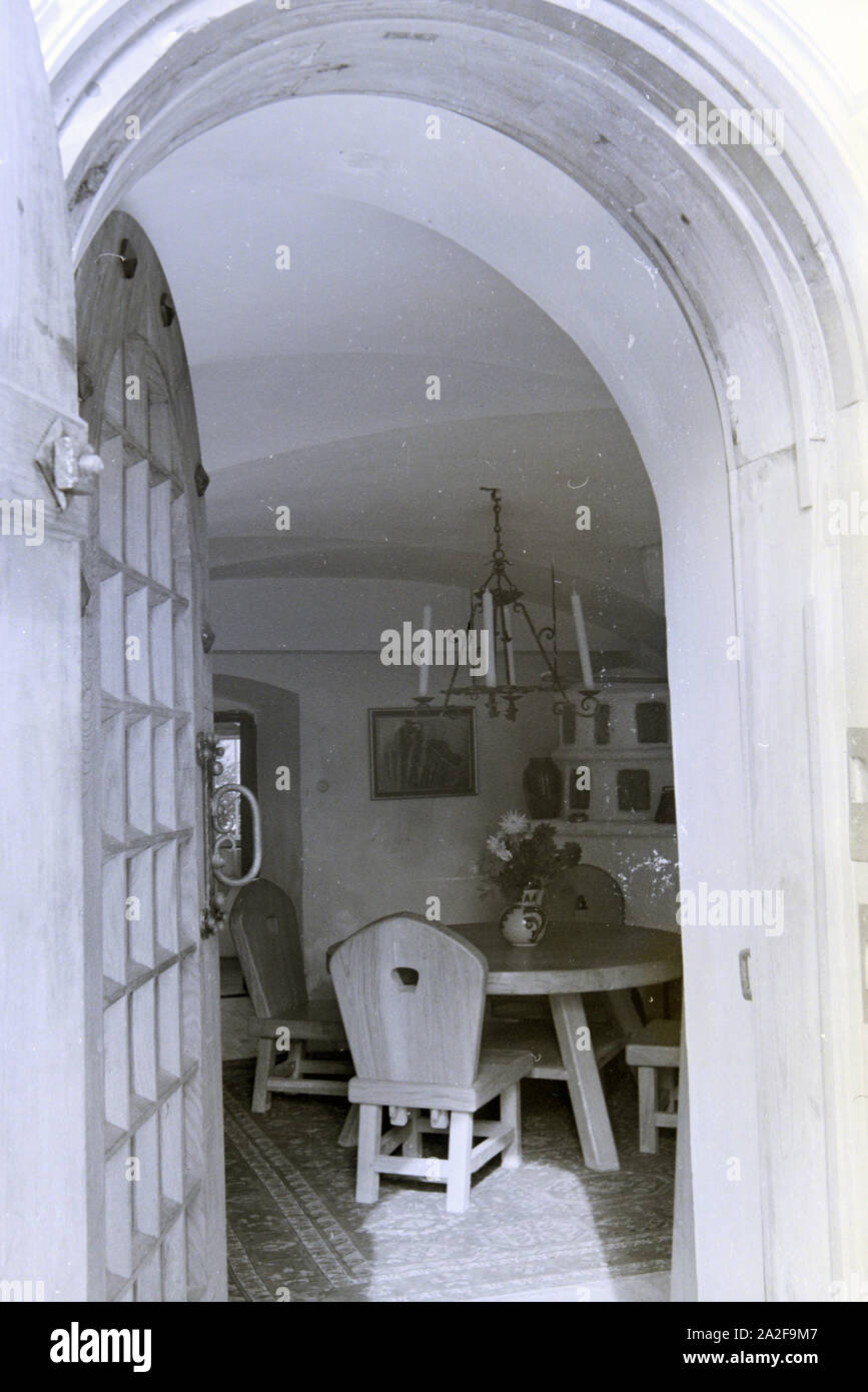 Ansicht vom Esszimmer / von der Küche auf Schloss Hartmannsberg, dem Wohnsitz  des bevorzugten Bildhauers Hitlers Josef Thorak, Deutschland 1930er Jahre. View of the dining room / kitchen in Hartmannsberg castle, the residence of Hitler«s favoured sculptor Josef Thorak, Germany 1930s. Stock Photo