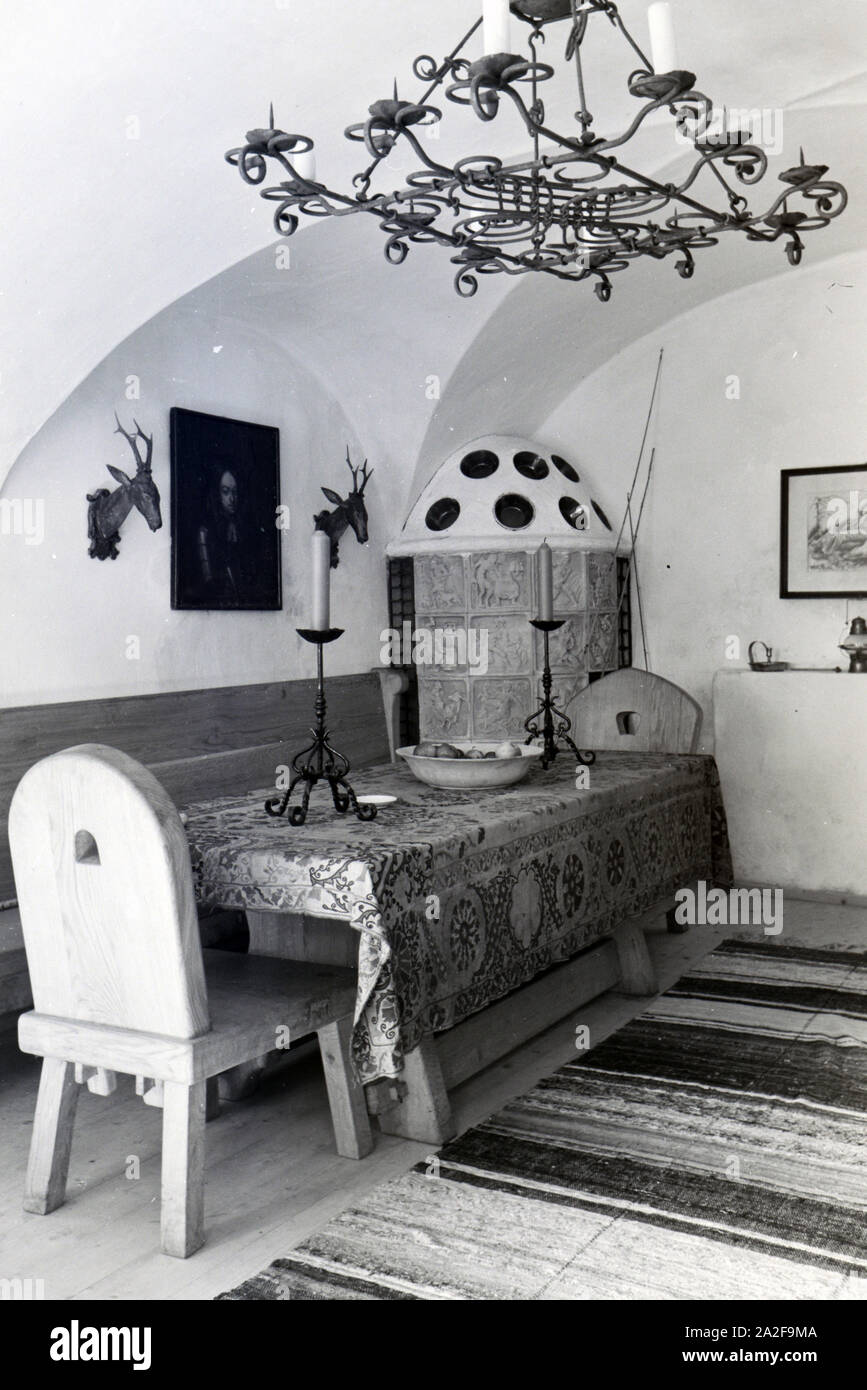 Ansicht vom Esszimmer / von der Küche auf Schloss Hartmannsberg, dem Wohnsitz  des bevorzugten Bildhauers Hitlers Josef Thorak, Deutschland 1930er Jahre. View of the dining room / kitchen in Hartmannsberg castle, the residence of Hitler«s favoured sculptor Josef Thorak, Germany 1930s. Stock Photo