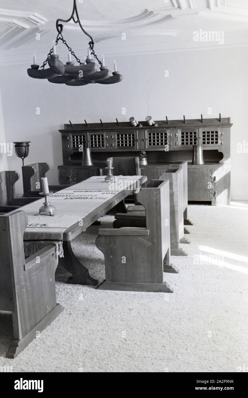 Speisezimmer mit Tischtafel und Tischtuch auf Schloss Hartmannsberg, dem Wohnsitz des bevorzugten Bildhauers Hitlers, Deutschland 1930er Jahre. Dining room with a long table and table runner in the Hartmannsberg castle, the residence of Hitler«s favoured sculptor Josef Thorak, Germany 1930s. Stock Photo