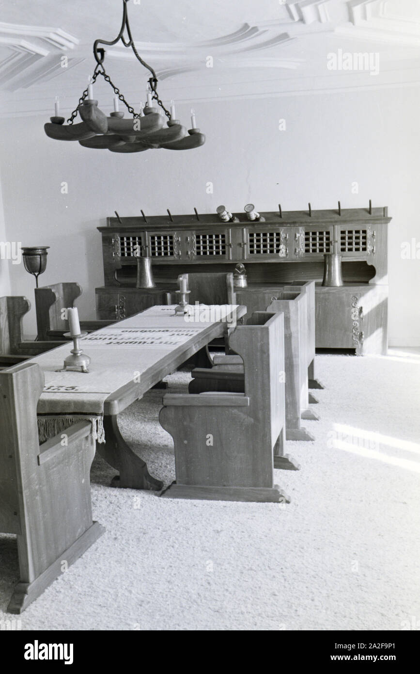 Speisezimmer mit Tischtafel und Tischtuch auf Schloss Hartmannsberg, dem Wohnsitz des bevorzugten Bildhauers Hitlers, Deutschland 1930er Jahre. Dining room with a long table and table runner in the Hartmannsberg castle, the residence of Hitler«s favoured sculptor Josef Thorak, Germany 1930s. Stock Photo