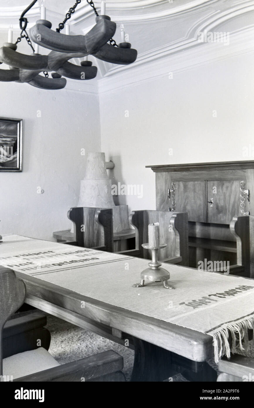 Speisezimmer mit Tischtafel und Tischtuch auf Schloss Hartmannsberg, dem Wohnsitz des bevorzugten Bildhauers Hitlers, Deutschland 1930er Jahre. Dining room with a long table and table runner in the Hartmannsberg castle, the residence of Hitler«s favoured sculptor Josef Thorak, Germany 1930s. Stock Photo