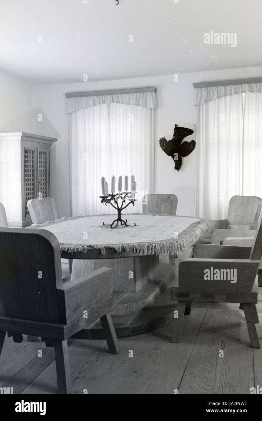 Holzmöbel im Esszimmer auf Schloss Hartmannsberg, der Residenz von  Bildhauer Josef Thorak, Deutschland 1930er Jahre. Wooden furniture in the  dining room in Hartmannsberg castle, the residence of sculptor Josef  Thorak, Germany 1930s