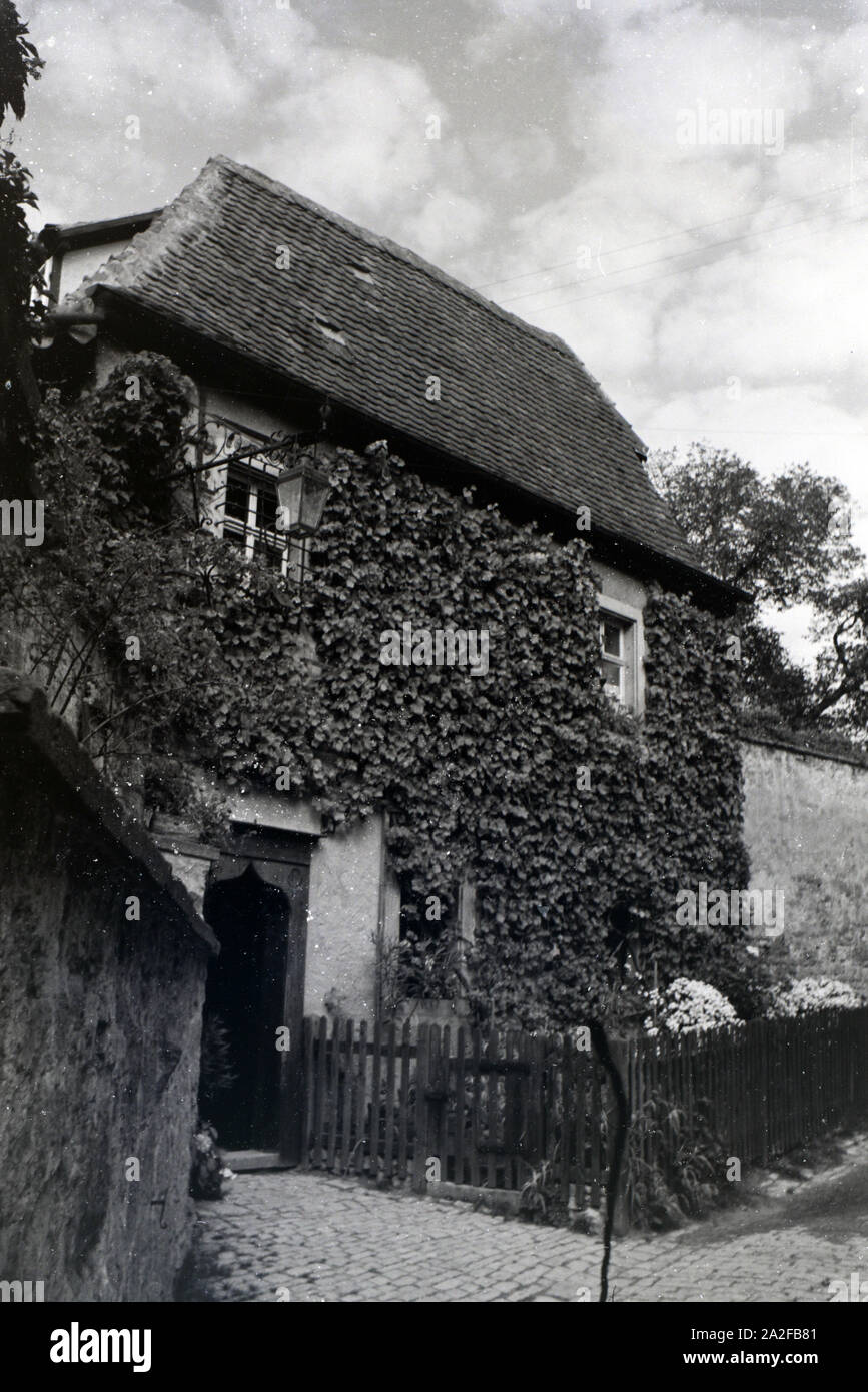 Altes mit Efeu bewachsenes Haus in Rothenburg ob der Tauber, Deutschland 1930er Jahre. Old ivy-ranked house in Rothenburg ob der Tauber, Germany 1930s. Stock Photo