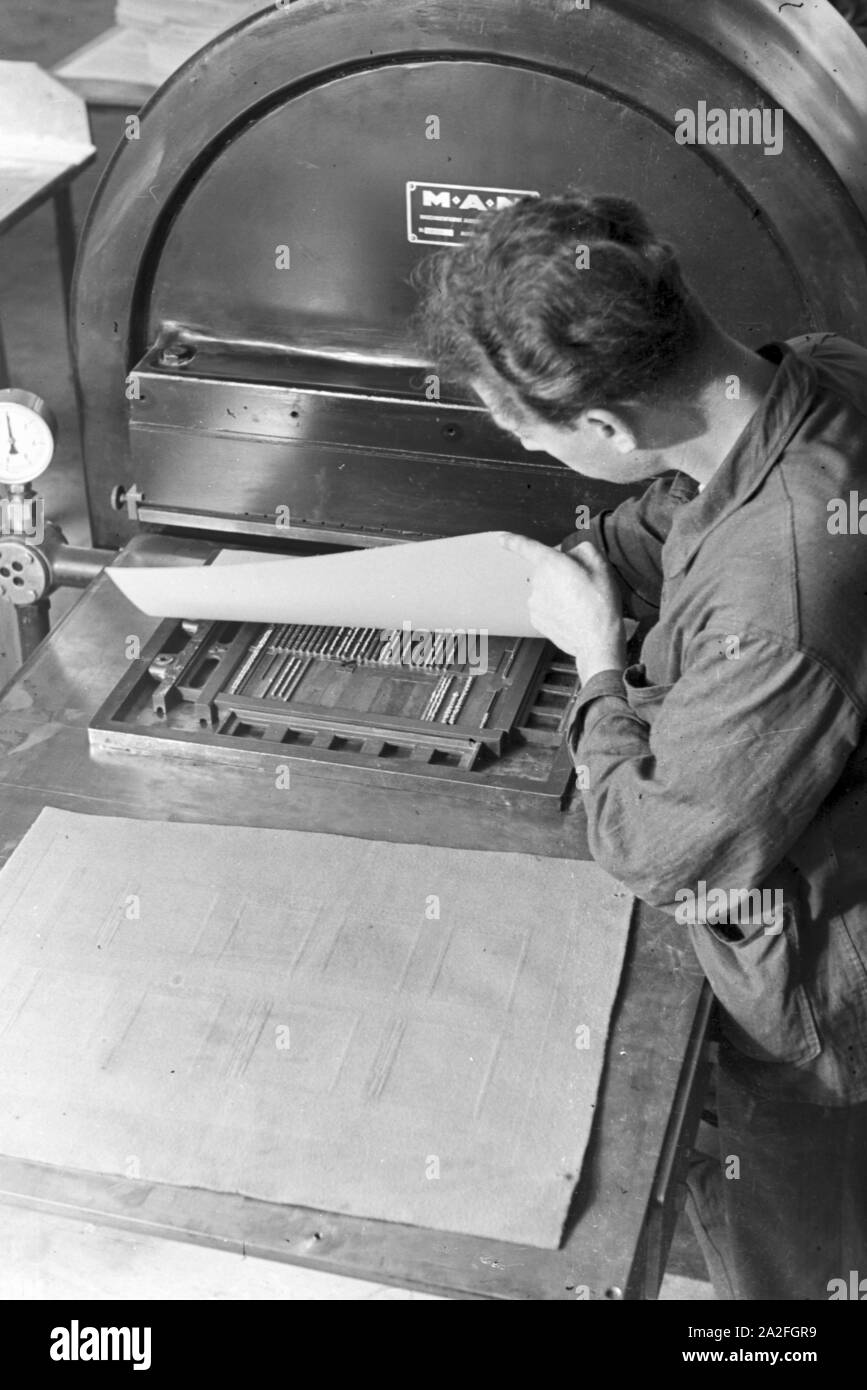 Produktionskontrolle in den MAN Werken, Deutsches Reich 1930er Jahre. Production control in the MAN plants, Germany 1930s. Stock Photo