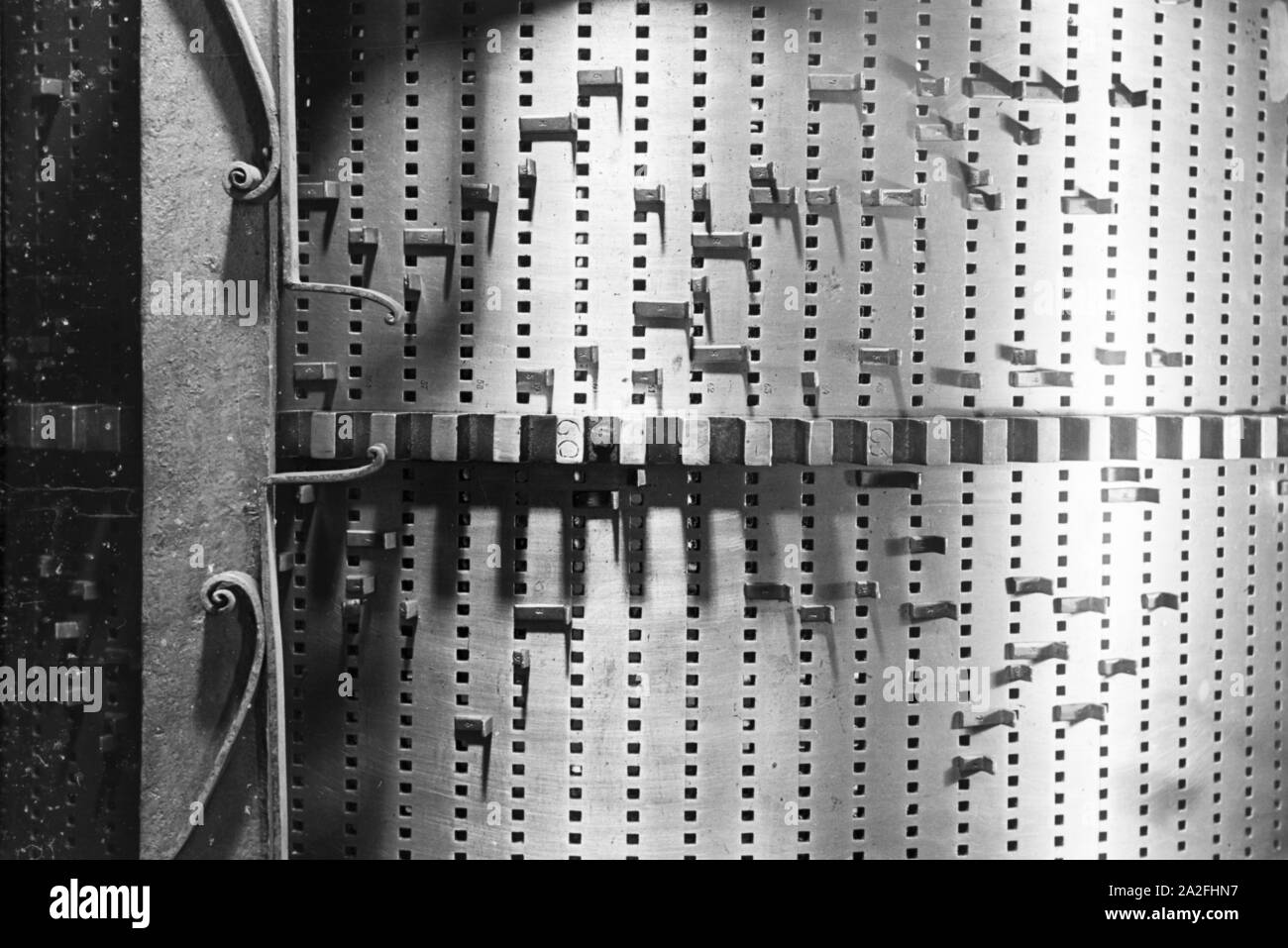 Die große Stiftwalze des Glockenspiels in der Parochialkirche in Berlin, Deutschland 1930er Jahre. The big pinned barrel in the Parochialkirche in Berlin, Germany 1930s. Stock Photo