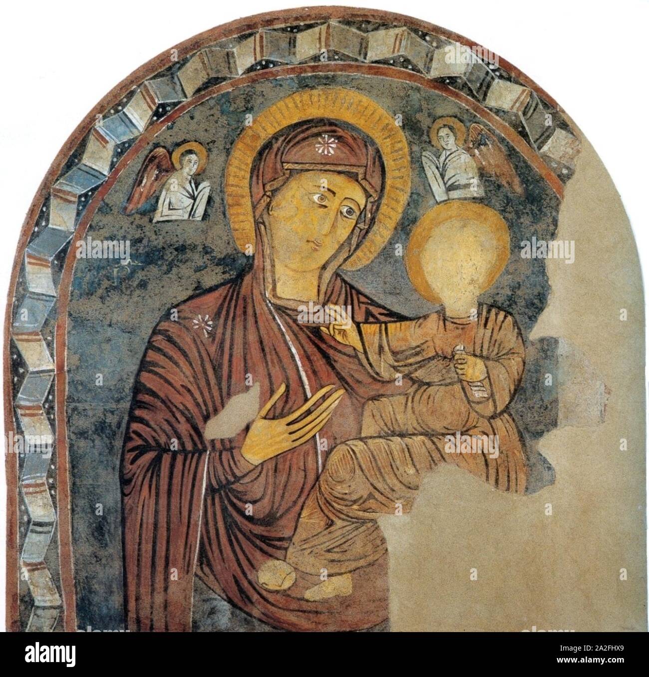 Enrico di Tedice. Madonna col Bambino e due angeli, (affresco staccato), meta del XIII secolo, Stock Photo