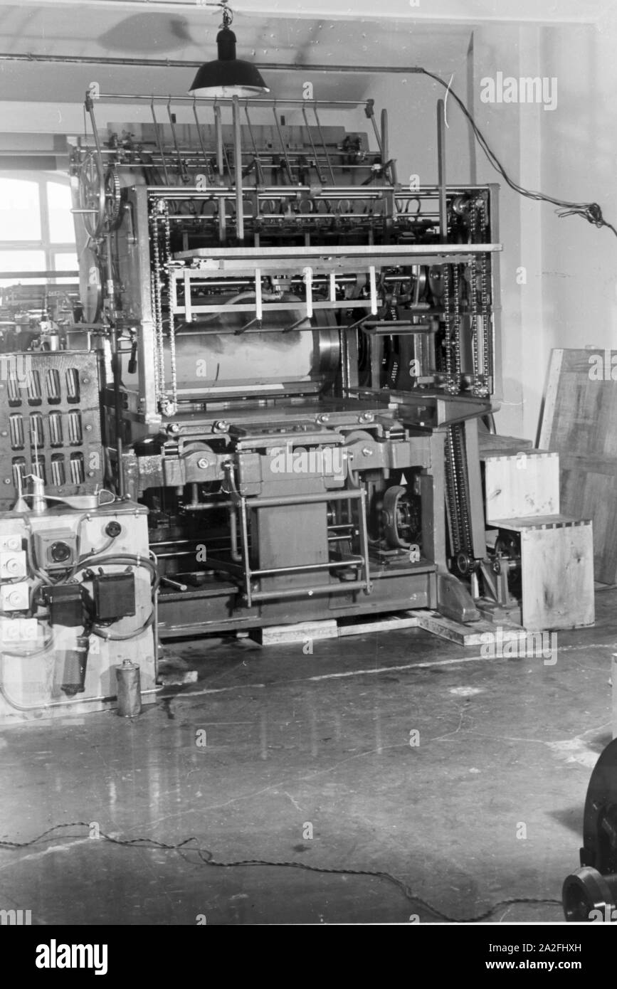 Eine Rotationsdruckmaschine in den Werken des Maschinenbaukonzerns MAN (Maschinenfabrik Augsburg-Nürnberg), Deutschland 1930er Jahre. A rotary printing presses in the plants of the mechanical engineering company MAN (Maschinenfabrik Augsburg-Nürnberg), Germany 1930s. Stock Photo