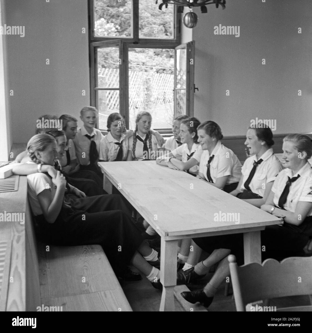 BdM Mädchen bei einer Pause in der Haushaltungsschule Greifenberg, Deutschland 1930er Jahre. BdM girls having a break at the domestic science school at Greifenberg, Germany 1930s. Stock Photo