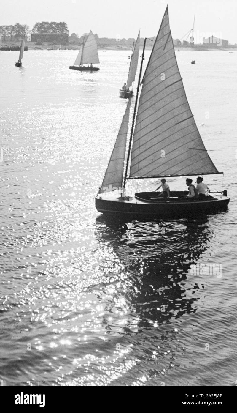 Segelpartie auf einem See, Deutschland 1930er Jahre. Sailing on a lake, Germany 1930s. Stock Photo