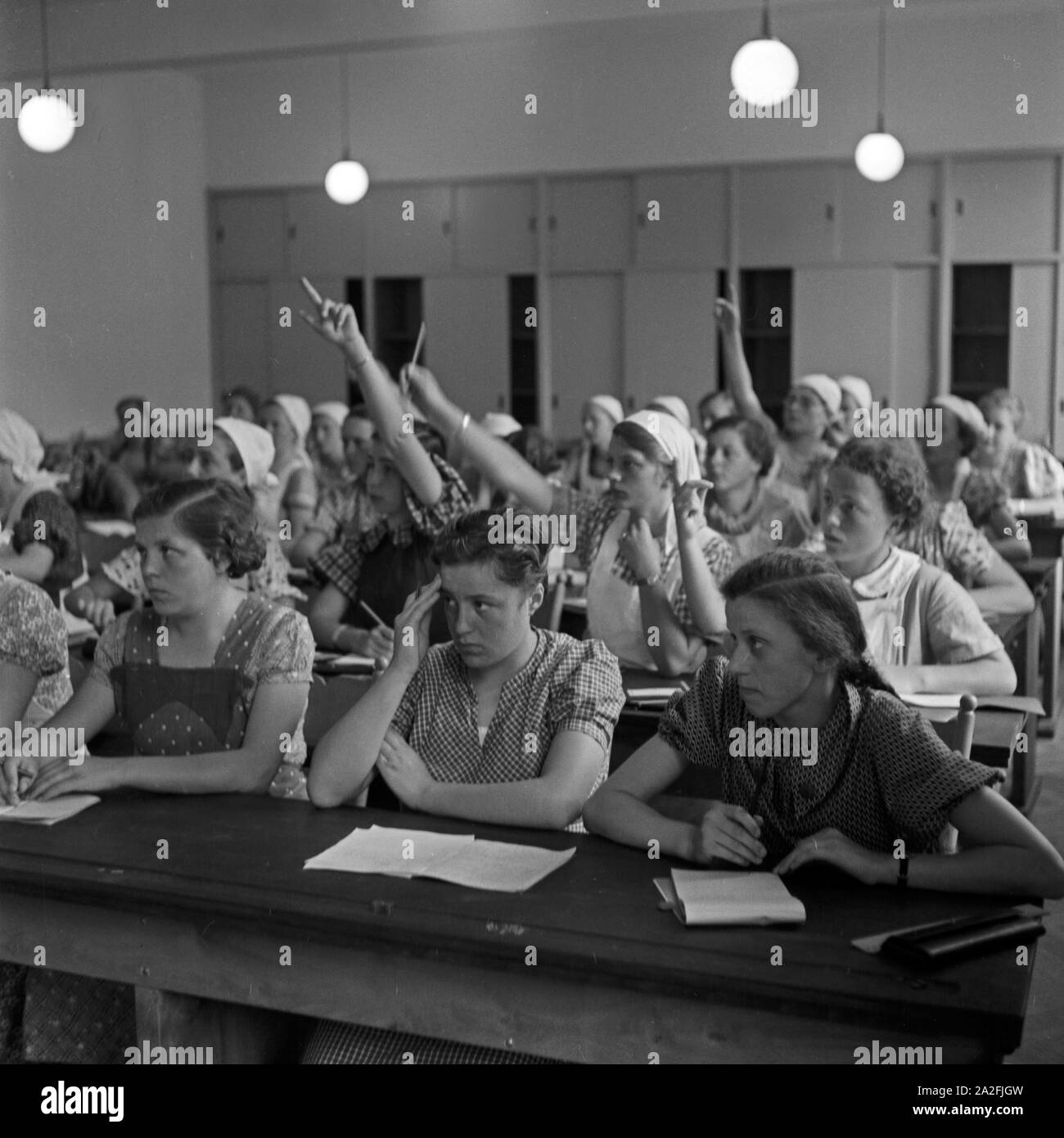 BdM Mädchen beim Unterricht in der Haushaltungsschule Greifenberg, Deutschland 1930er Jahre. BdM girls learning in the lesson at the domestic science school at Greifenberg, Germany 1930s. Stock Photo