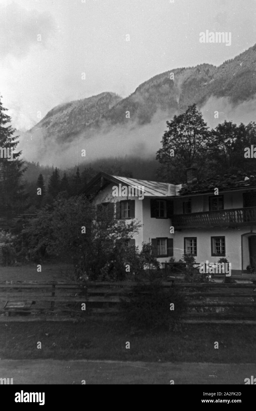 Haus an der Deutschen Alpenstraße in den Bayerischen Alpen, Deutschland 1930er Jahre. House near Deutsche Alpenstrasse mountain road at Bavaria, Germany 1930s. Stock Photo