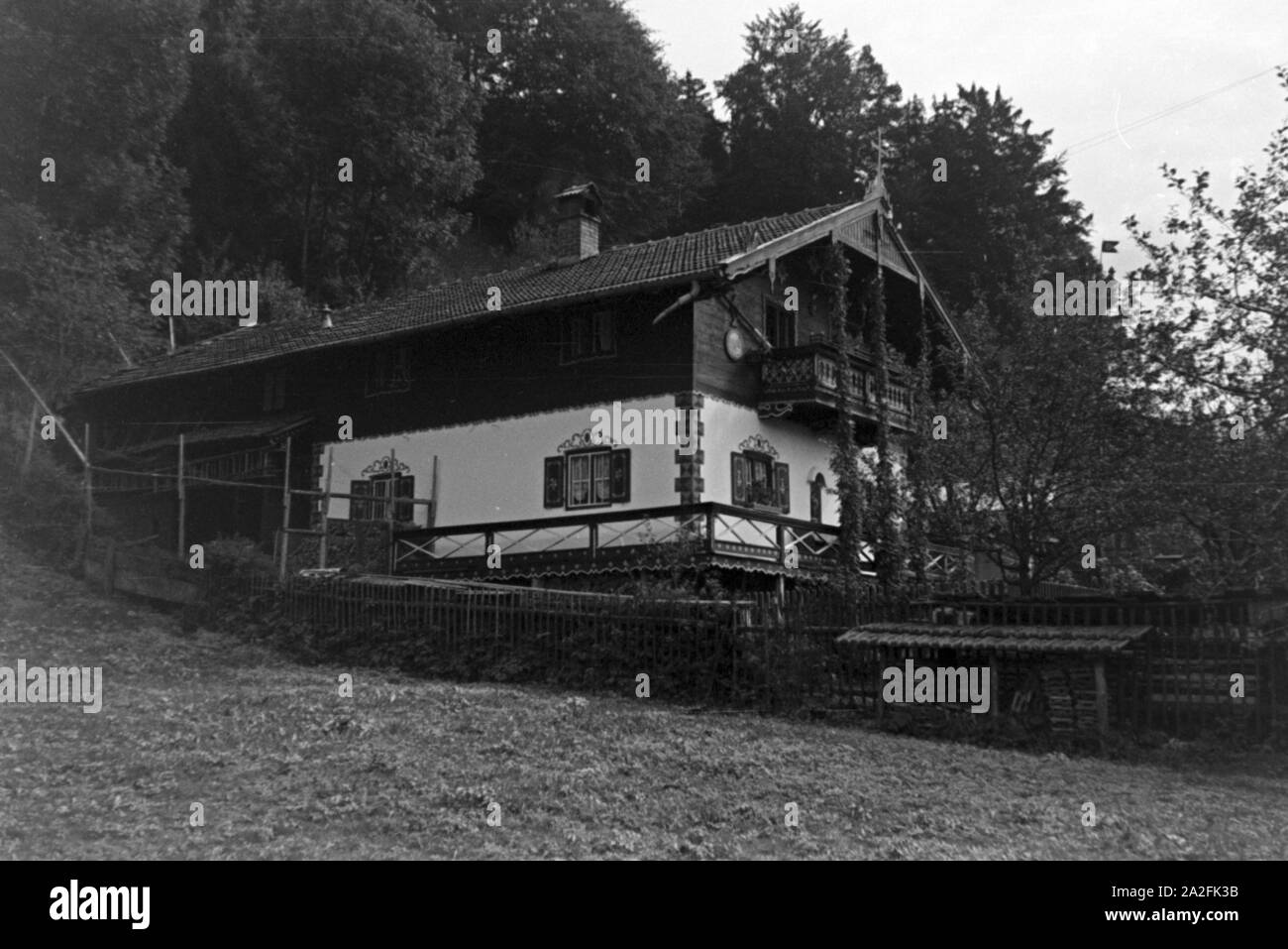 Idyllisch gelegenes Waldhaus, Deutschland 1930er Jahre. House at the countryside, Germany 1930s. Stock Photo