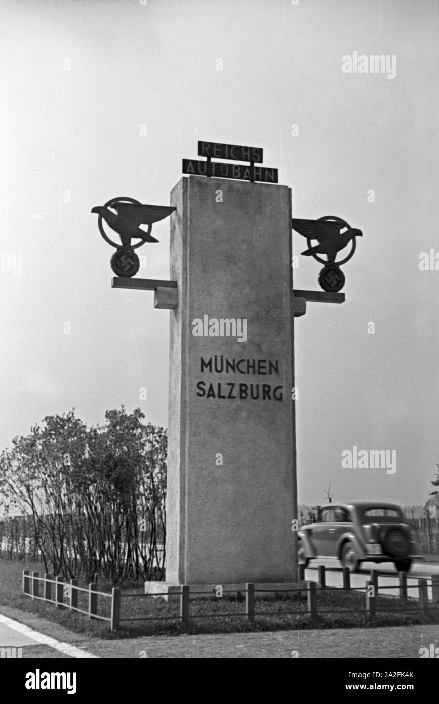 Unterwegs auf der Reichsautobahn München Salzburg, Deutschland 1930er Jahre. On Reichsautobahn highway Munich Salzburg, Germany 1930s. Stock Photo