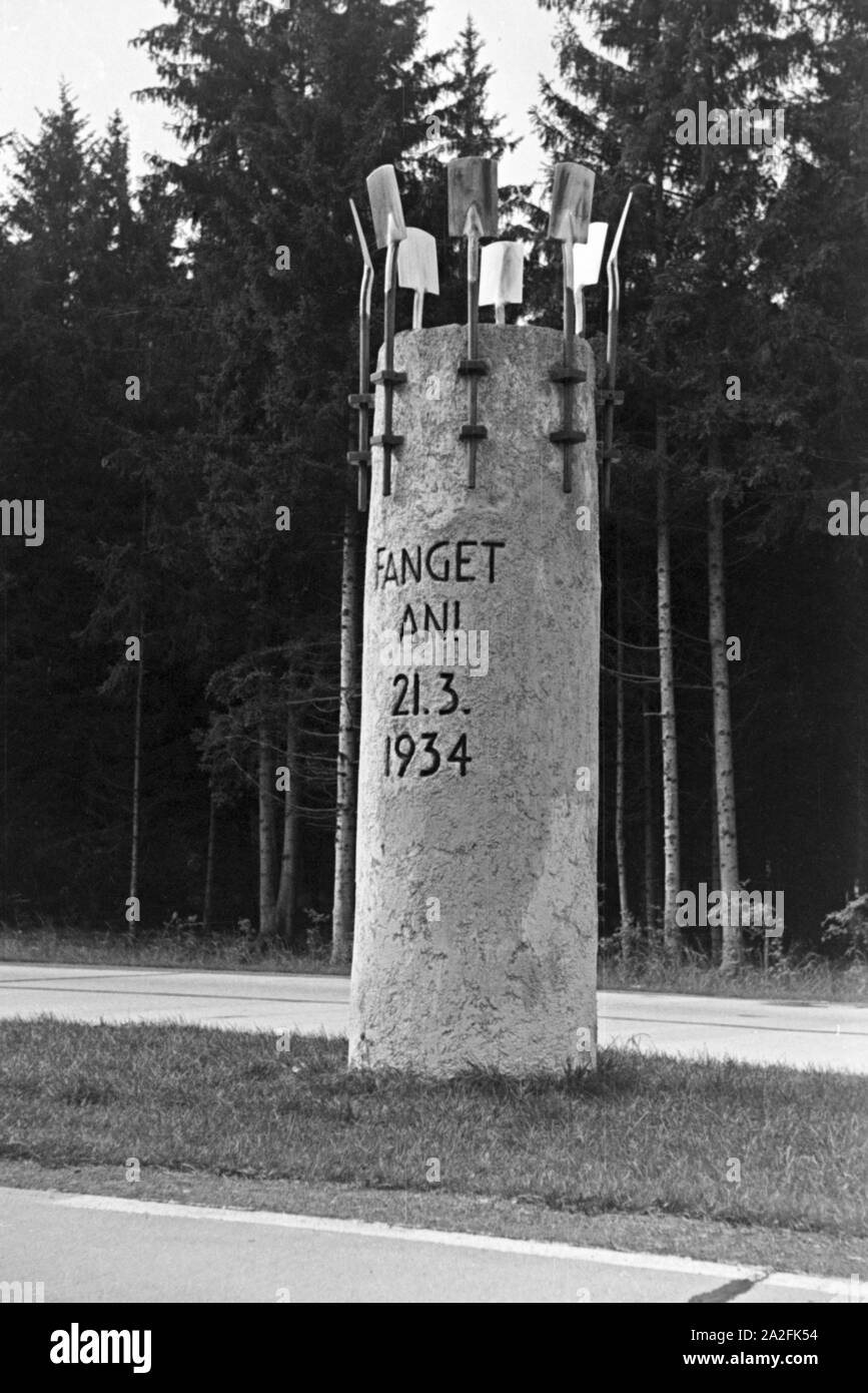 Denkmal zum Baubeginn der Reichsautobahn am 21. März 1934 mit dem Aufruf 'Fanget an!', Deutschland 1930er Jahre. Monument of the commencement for Reichsautobahn highway of MArch 21st, 1934, Germany 1930s. Stock Photo
