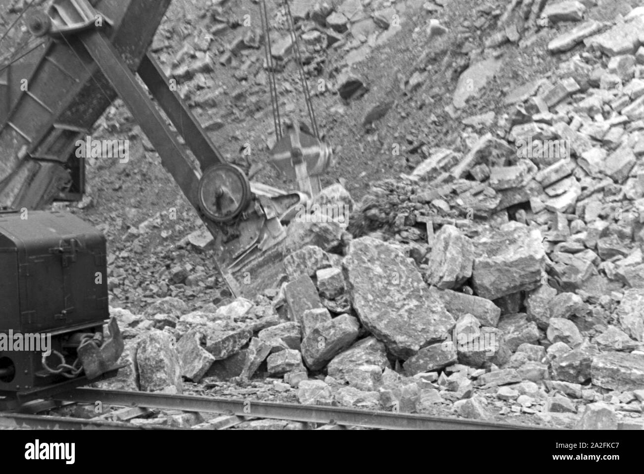 Bagger zum Abbau von Kalksandstein im Steinbruch Rüdersdorf bei Berlin, Deutschland 1930er Jahre. Power shovel for diging lime stone at the pit in Ruedesdorf near Berlin, Germany 1930s. Stock Photo