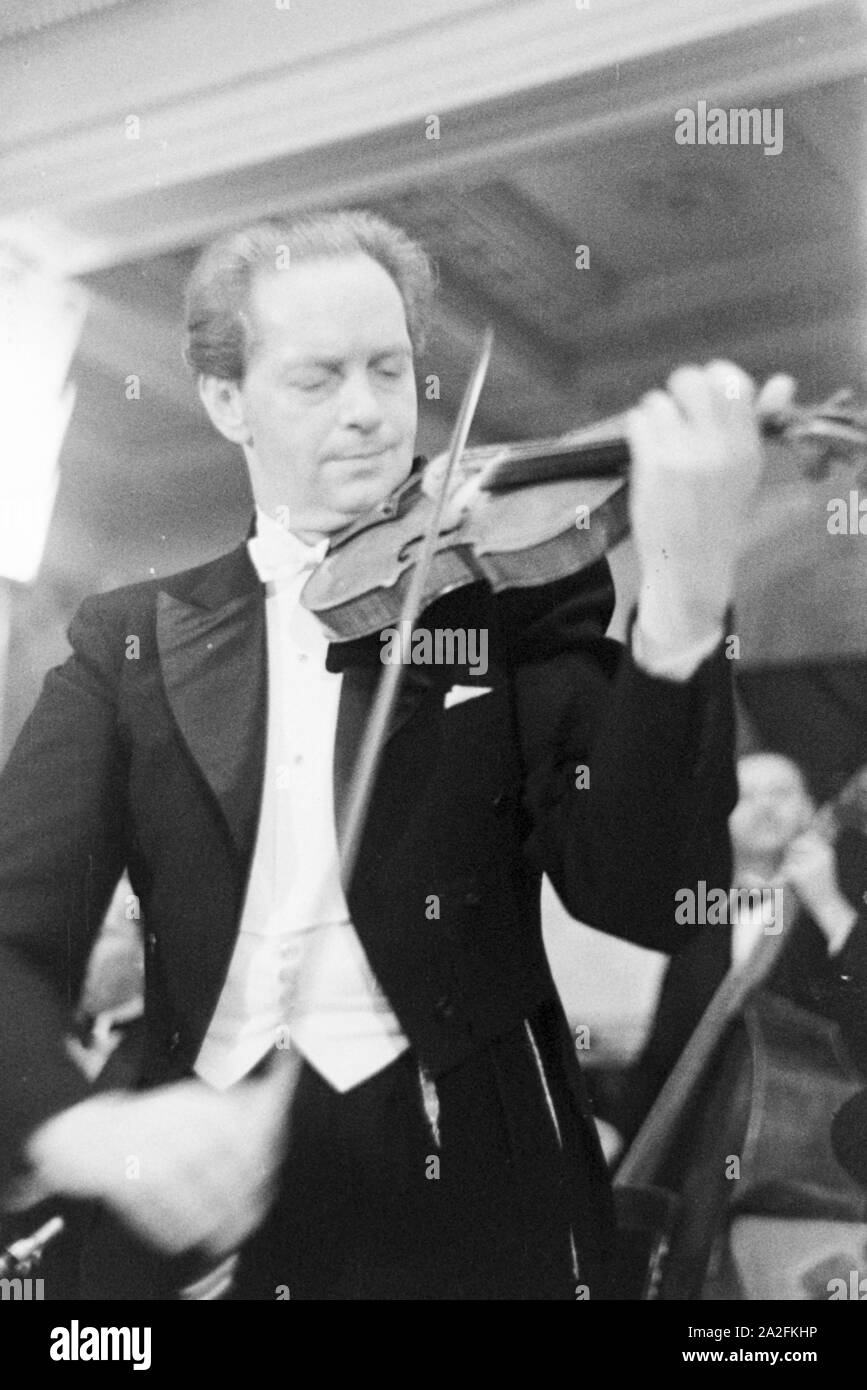Der Violinist und Orchesterleiter Barnabas von Geczy bei einem Konzert, Deutschland 1930er Jahre. Violinist and orchestra leader Barnabas von Geczy performing, Germany 1930s. Stock Photo