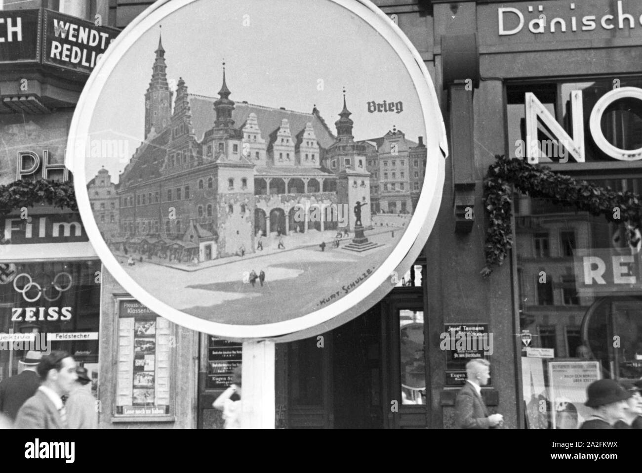 Eine Fotografie des Rathauses der Stadt Brieg als Display in den Straße von Berlin, Deutschland 1930er Jahre. A photo of the city hall of Brieg, shot by the photographer Schulze, is displayed in a street of Berlin, Germany 1930s. Stock Photo