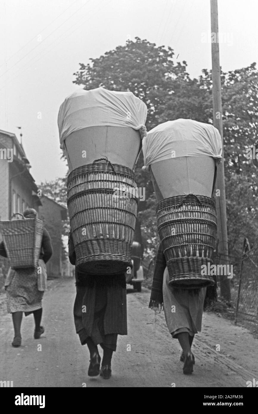 Deutschland 1930er jahre three women with baskets in their back hi-res ...