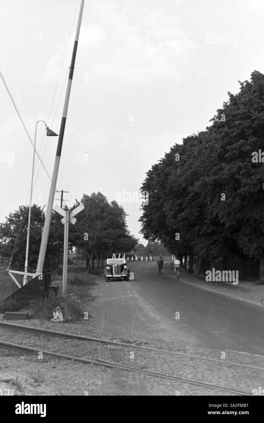 Auto näher sich einem Bahnübergang, Deutschland 1930er Jahr. Car coming to a level crossing, Germany 1930s. Stock Photo
