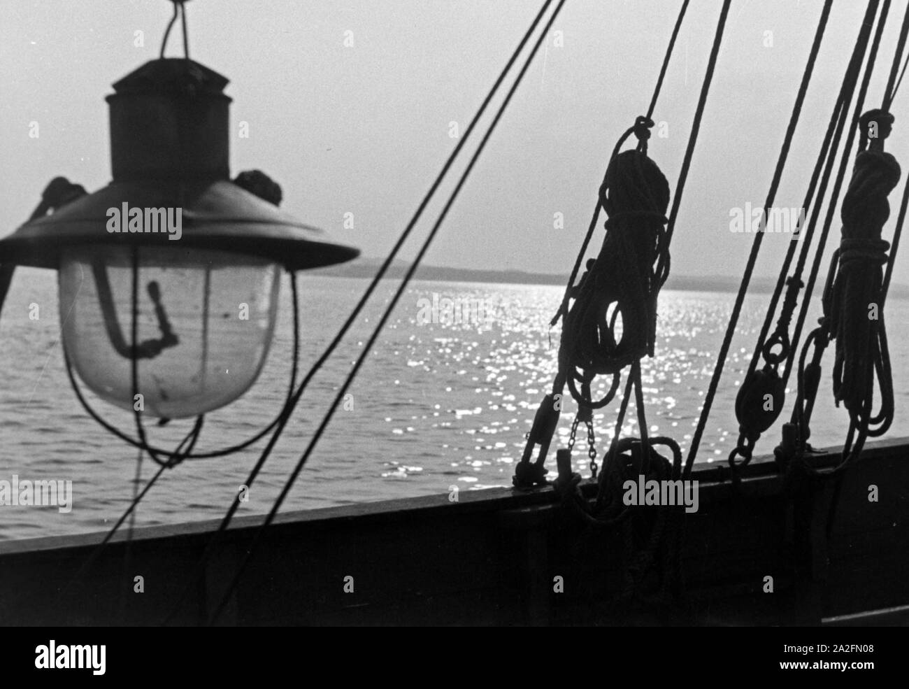 Abendstimmung an Deck, Deutschland 1930er Jahre. Evening mood on deck, Germany 1930s. Stock Photo