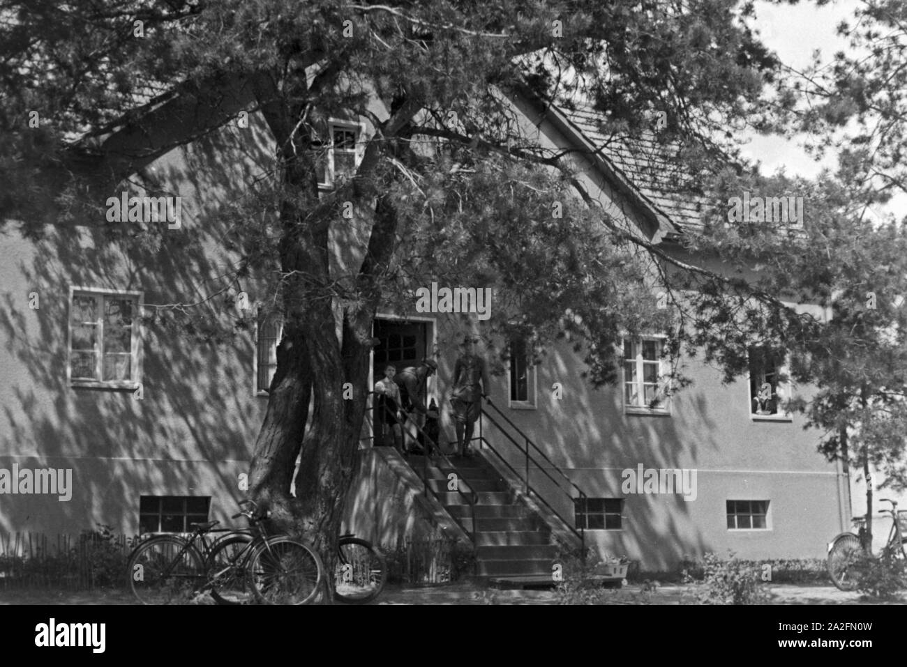 Forsthaus als Wohn- und Dienstsitz eines Försters, Deutschland 1930er Jahre. Forster's lodge, Germany 1930s. Stock Photo
