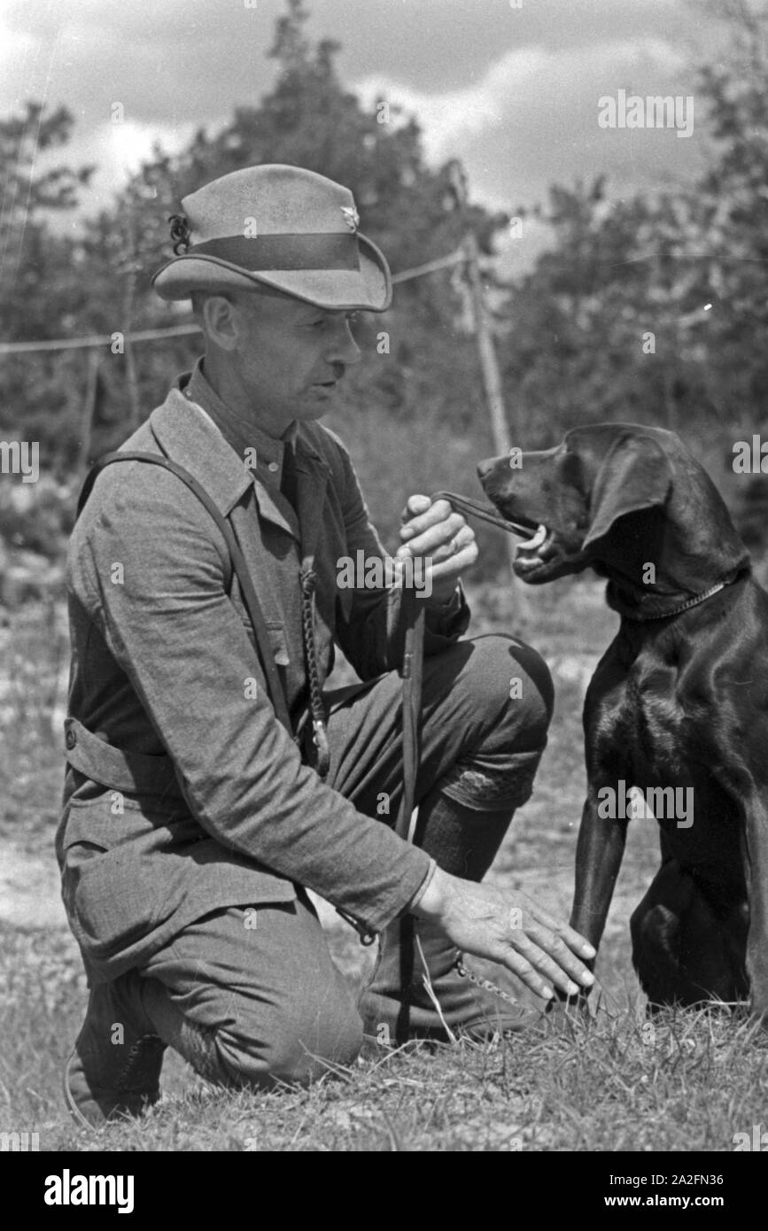 Förster mit seinem Hund, Deutschland 1930er Jahre. Forester with his dog, Germany 1930s. Stock Photo