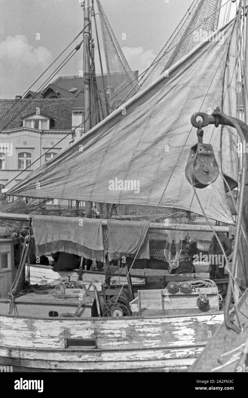 Fischerboote im Hafen, Deuitschland 1930er Jahre. Fishing boats at the harbor, Germany 1930s. Stock Photo