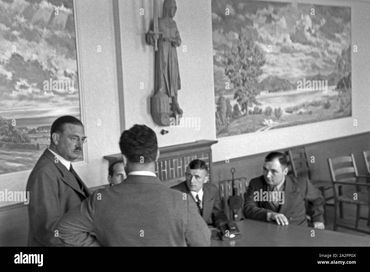 Professor Peter Debye (links), Leiter des Kaiser Wilhelm Instituts für Physik in Berlin Dahlem, im Gespräch mit Mitarbeitern, Deutschland 1930er Jahre. Professor Peter Debye (left),  head of the Kaiser Wilhelm Institute for physics in Berlin Dahlem, with staff members, 1930s. Stock Photo