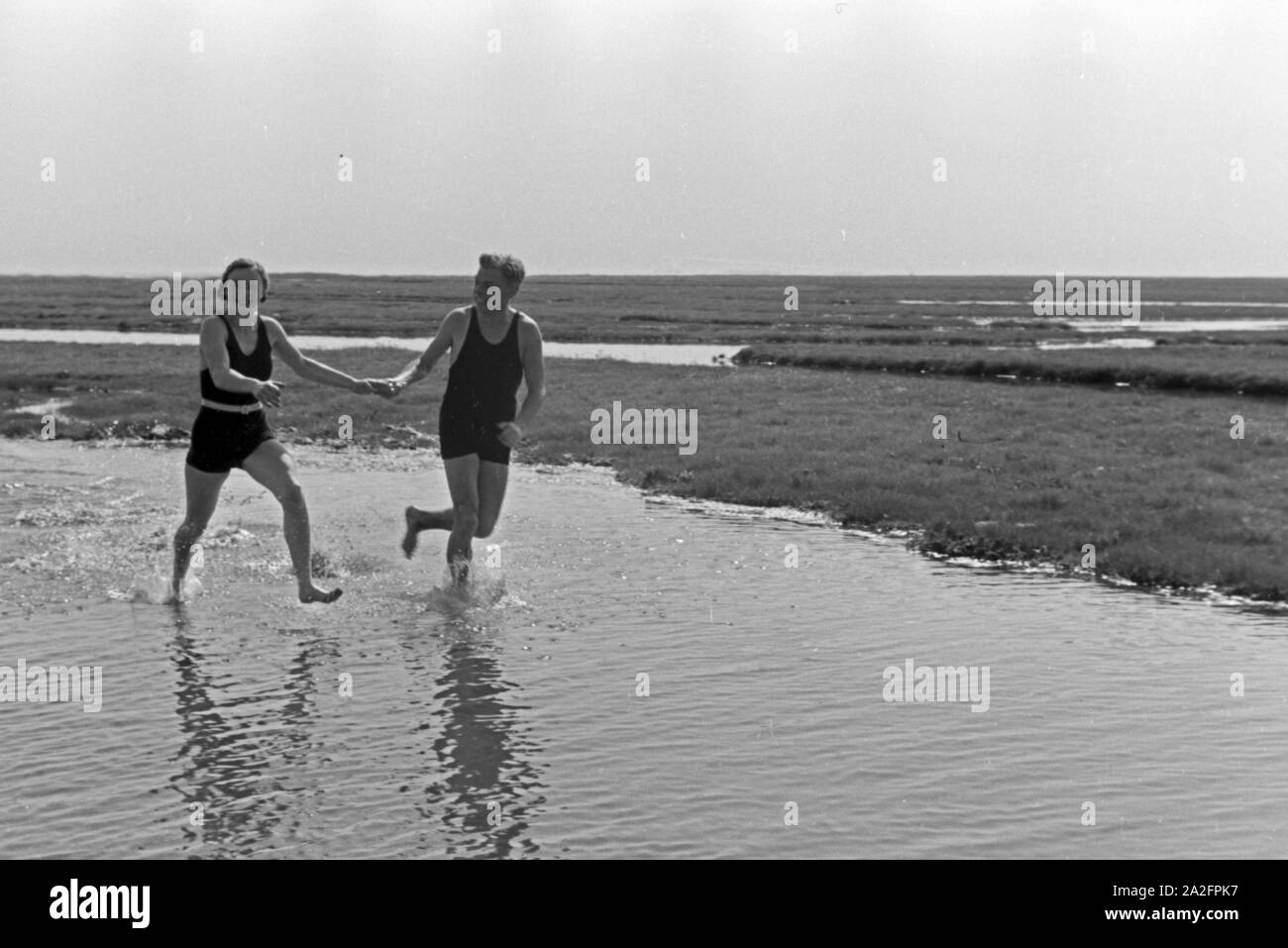 Urlauber am Strand der Nordseeinsel Juist, Deutschland 1930er Jahre. Holidaymakers on the beach of East Frisian island of Juist, Germany 1930s. Stock Photo