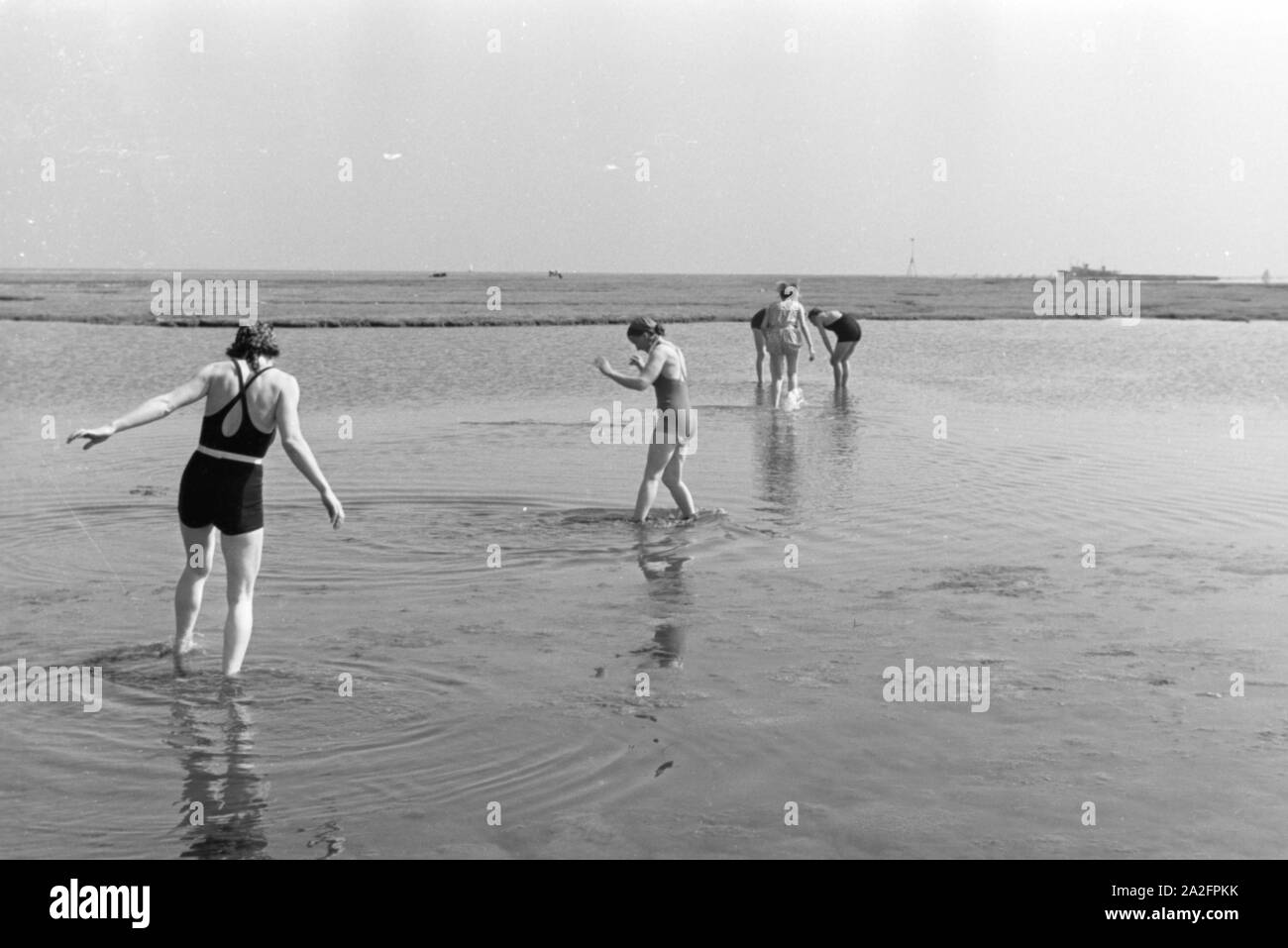 Urlauber am Strand der Nordseeinsel Juist, Deutschland 1930er Jahre. Holidaymakers on the beach of East Frisian island of Juist, Germany 1930s. Stock Photo