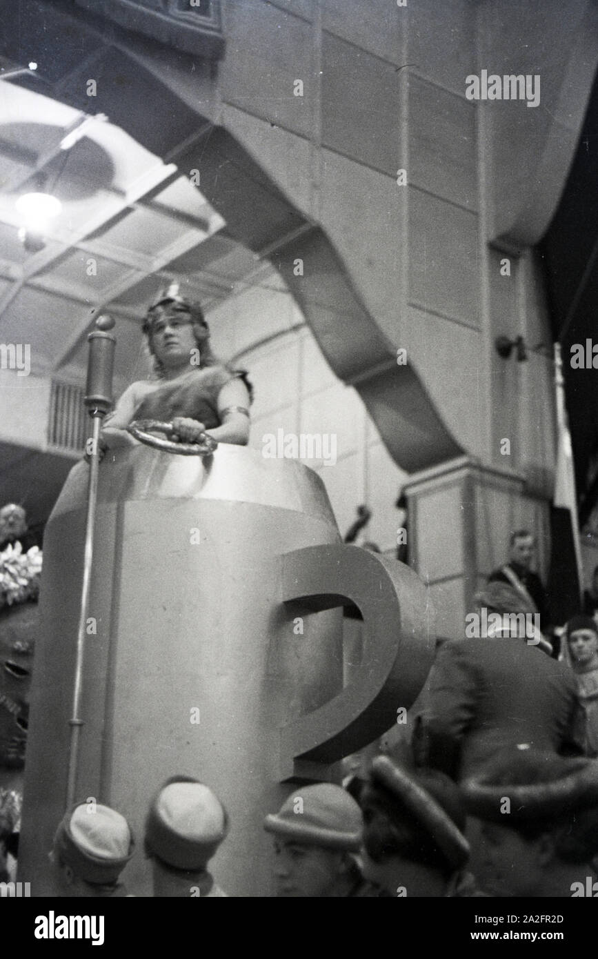 Büttenredner auf einer Karnevalssitzung, Deutsches Reich 1937. Carnival orator at a carnival session, Germany 1937. Stock Photo
