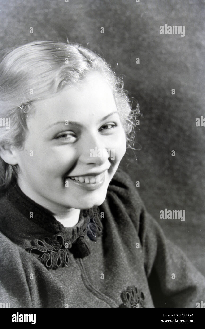 1930s women laughing hi-res stock photography and images - Alamy
