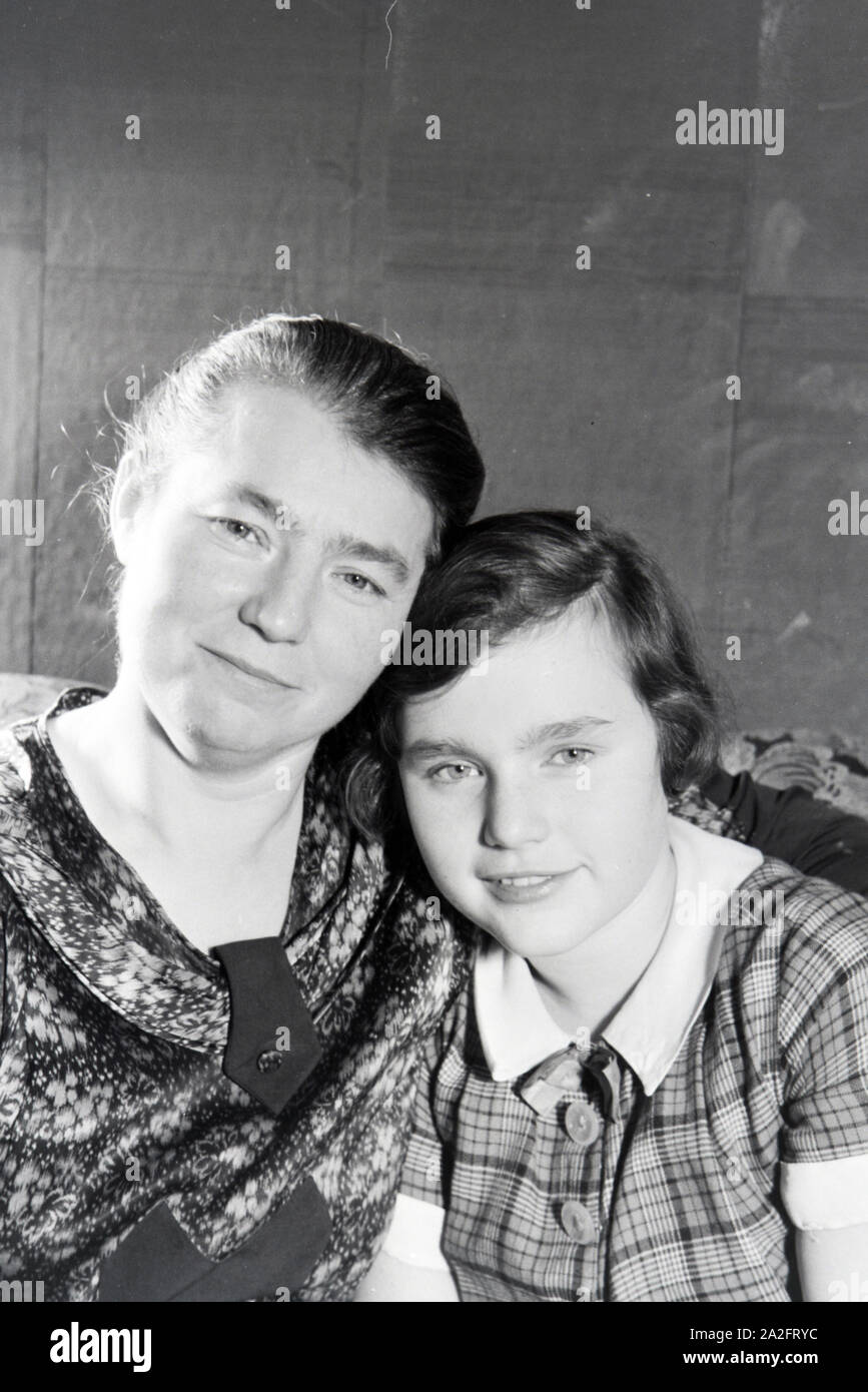 Porträt einer Frau mir ihrer Tochter, Deutsches Reich 1930er Jahre.  Portrait of a woman with her daughter, Germany 1930s Stock Photo - Alamy