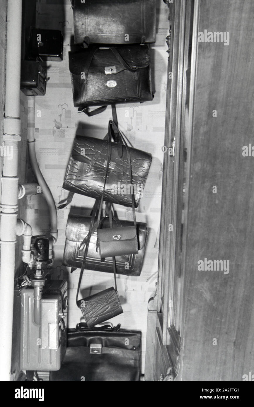 Deutsches Reich 1930er Jahre The Schoolbags Of A Extended Family Hi res deutsches-reich-1930er-jahre-the-schoolbags-of-a-extended-family-hi-res